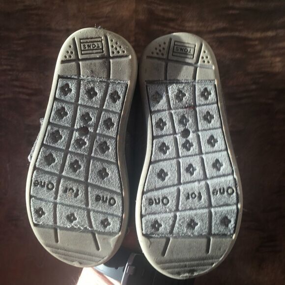Tom’s toddler Gray crossover, Velcro slip on shoes - Picture 4 of 6